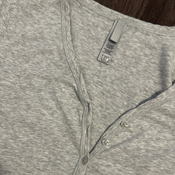 SKIMS Long Sleeve Cropped Henley Top - Picture 3 of 4